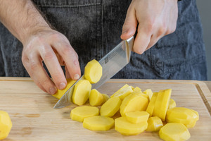 Kartoffeln in Scheiben schneiden