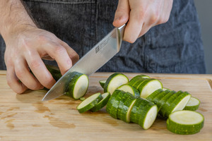 Zucchini in Scheiben schneiden