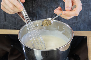 Béchamelsoße mit Thymian würzen