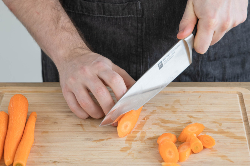 Karotten für das Möhrengemüse mit Butter klein schneiden.
