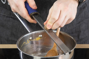 Möhrengemüse nach Omas Rezept mit Muskat würzen.