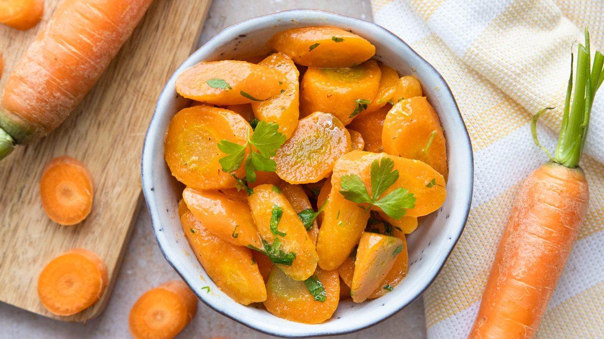 Möhrengemüse mit Butter nach Omas Rezept - eat.de