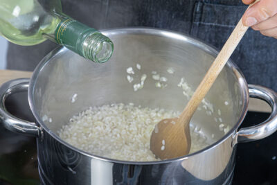 Reis mit Weißwein ablöschen