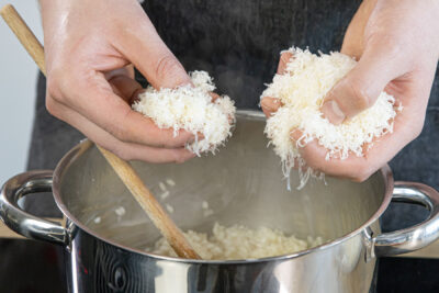 Parmesan zum Kürbisrisotto geben