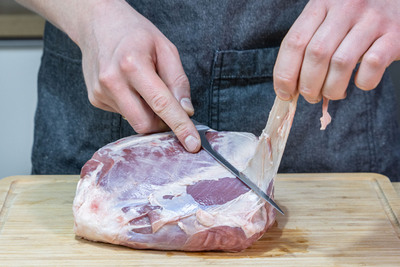 Fleisch von Sehen und Fett befreien