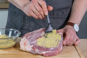 Lammkeule mit Senf einstreichen