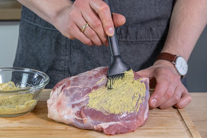 Lammkeule mit Senf einstreichen