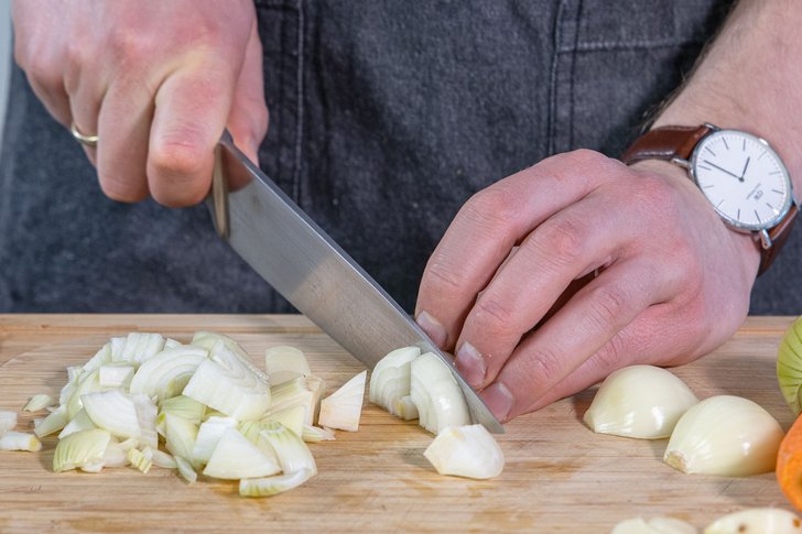 Zwiebel würfeln