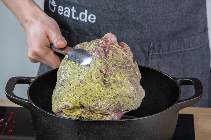 Lammkeule in den Bräter geben