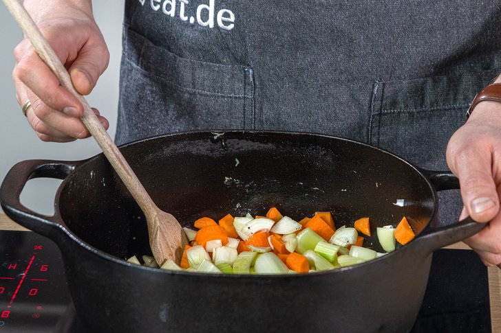 Gemüse im Bräter anrösten