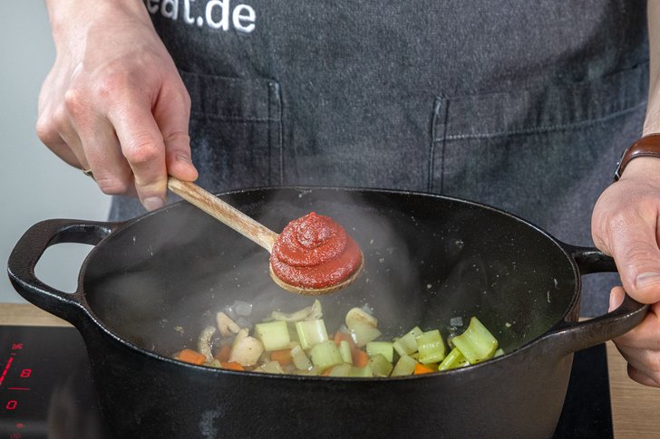 Tomatenmark dazugeben