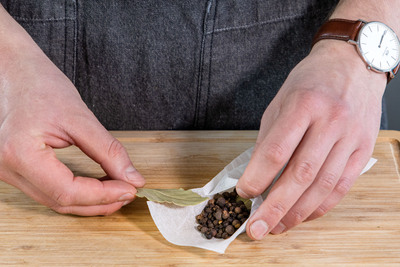 Gewürzbeutel schnüren