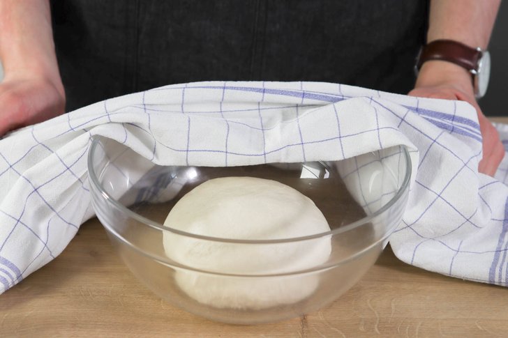 Langos Teig abgedeckt gehen lassen.