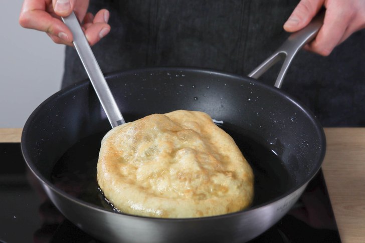 Langos frittieren.