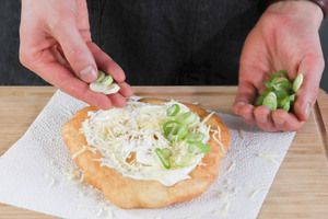 Langos belegen.