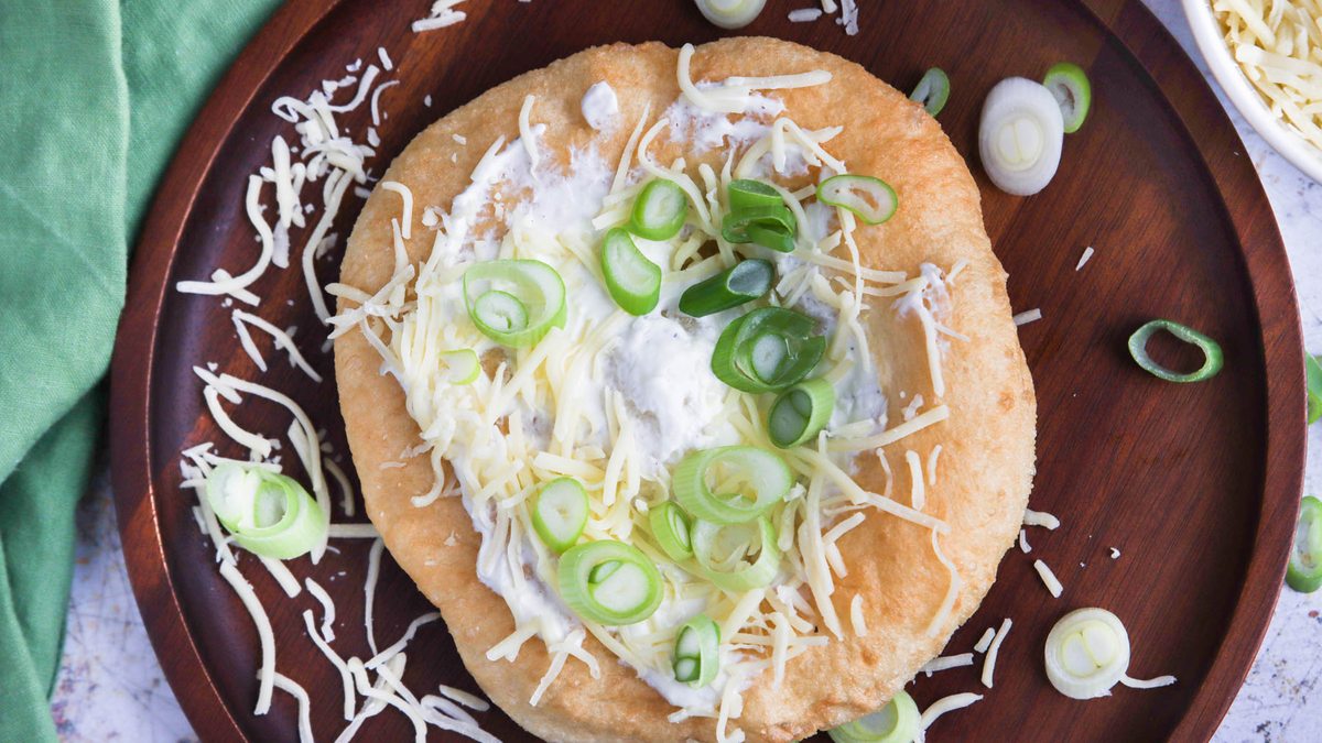 Langos mit Knoblauch-Schmand selber machen