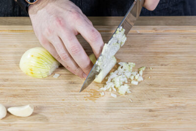 Zwiebeln und Knoblauch fein würfeln