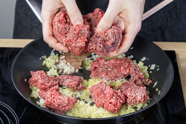 Hackfleisch mit Zwiebel und Knoblauch anbraten