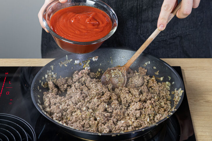 passierte Tomaten zum Hackfleisch geben
