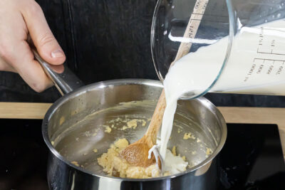 für die Béchamelsoße Miclhe zur Mehlschiwtze gießen