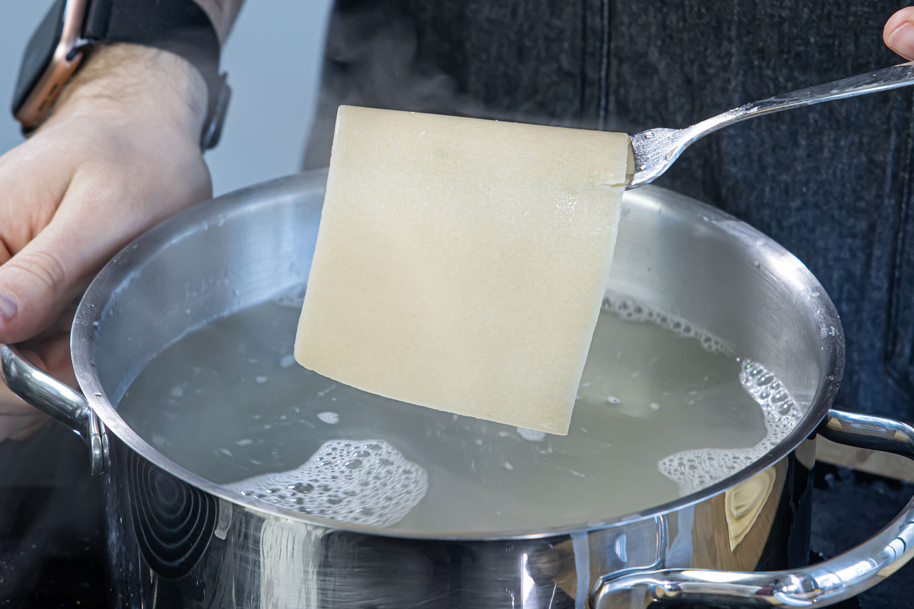 Lasagneplatten für die oiginal Lasagne wie beim Italiener aus dem Wasser nehmen