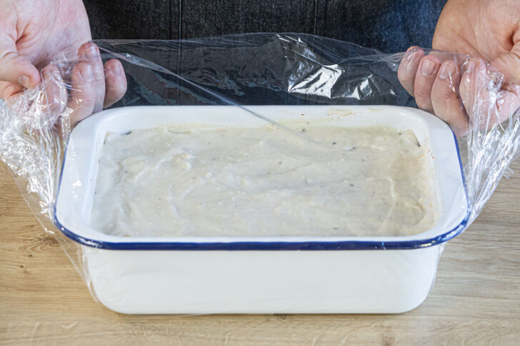 Lasagne vorbereiten und mit Frischhaltefolie abdecken 