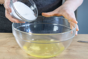 Zucker zum Eiweiß geben