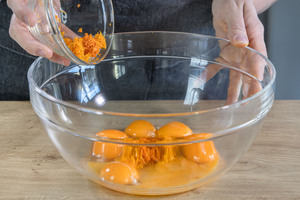Orangenschale zu den Eiern geben