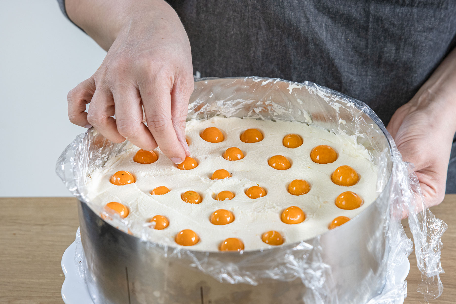 Physalis in die Füllung drücken