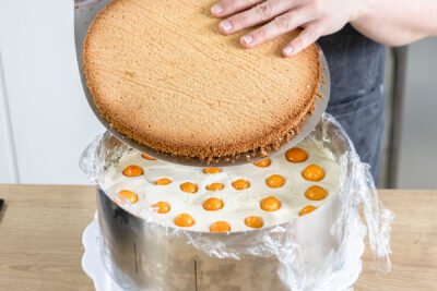 Letzten Boden der leichten Ostertorte schichten