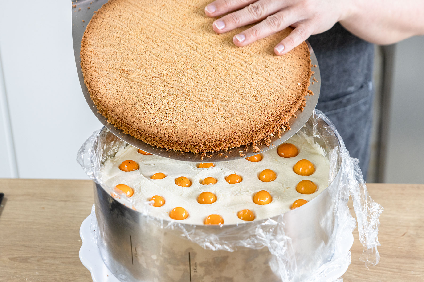Letzten Boden der leichten Ostertorte schichten