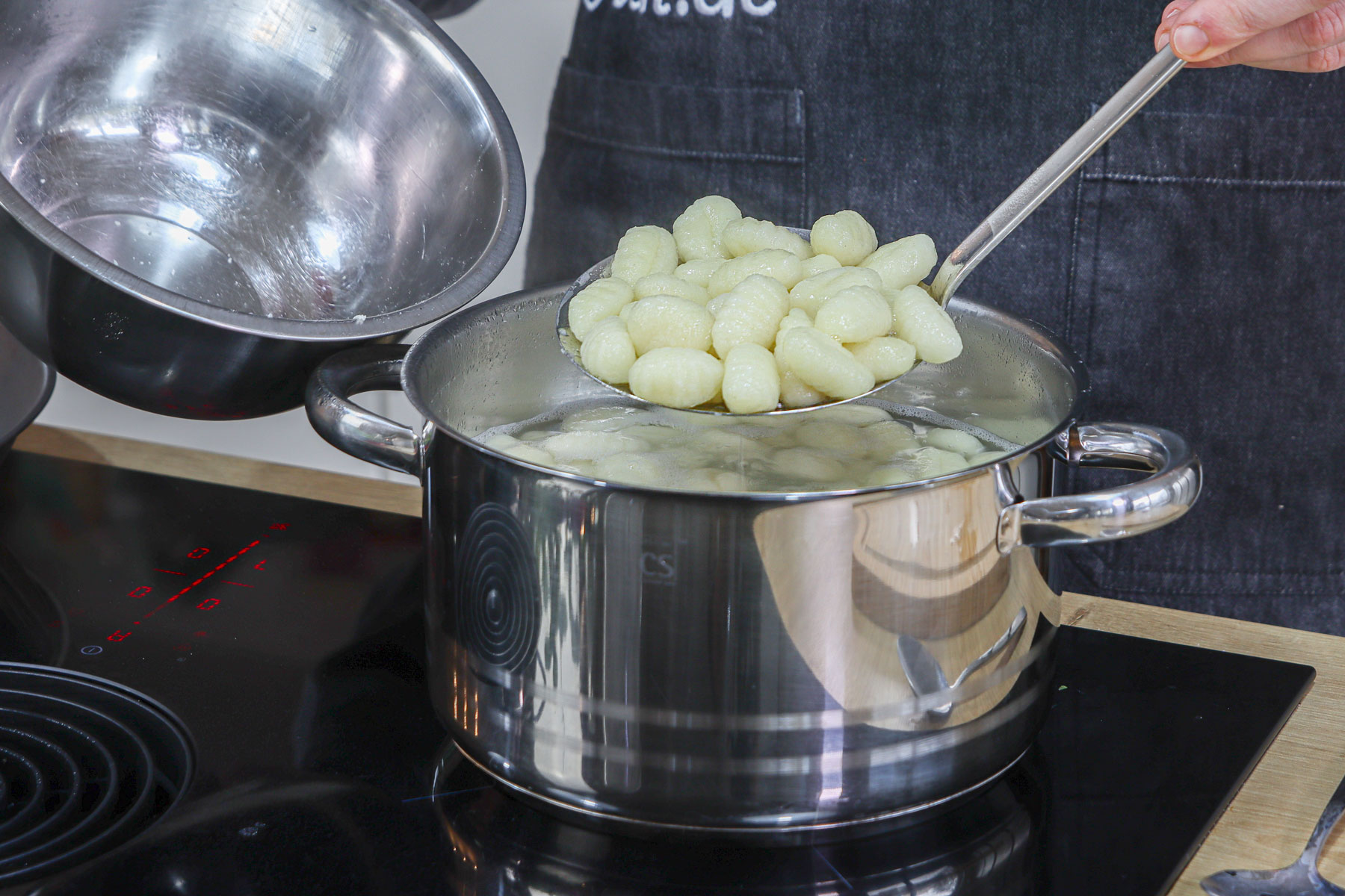Gnocchi aus dem Wasser holen