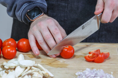Tomaten halbieren