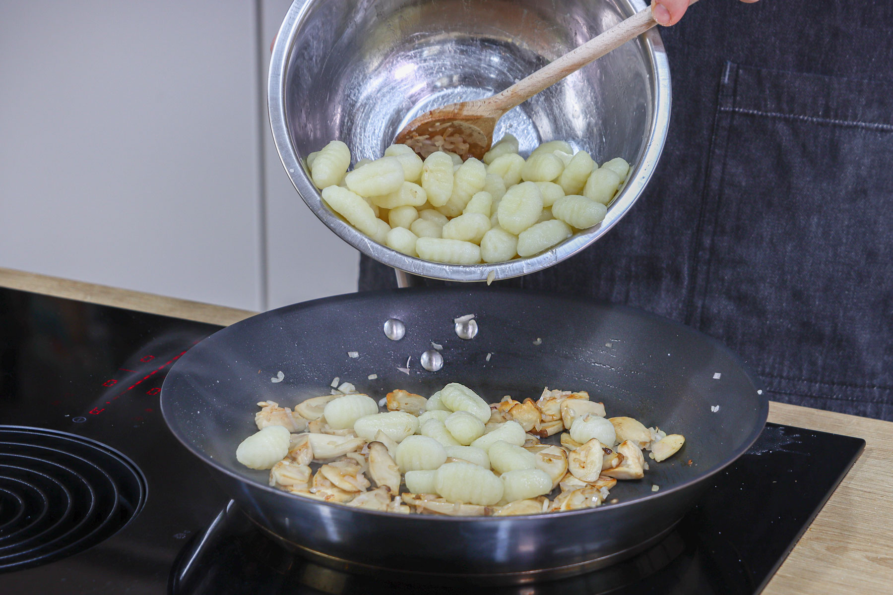 Gnocchis in die Pfanne geben