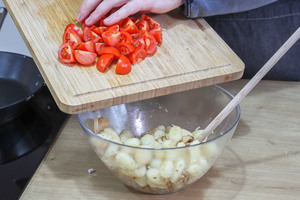 Tomaten dazugeben