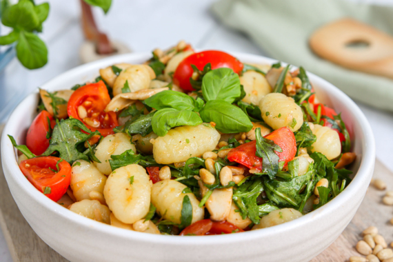 Leichter Gnocchi-Salat mit Rucola und Pinienkernen