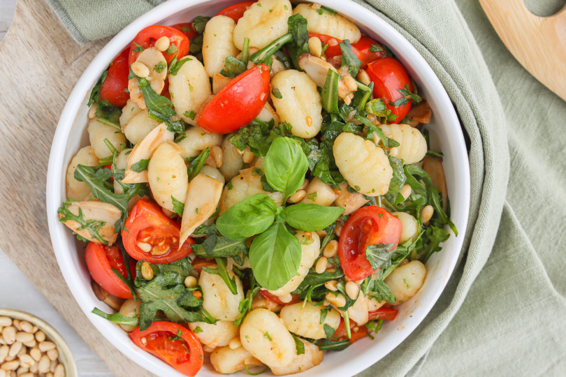 Leichter Gnocchi-Salat mit Rucola und Pinienkernen