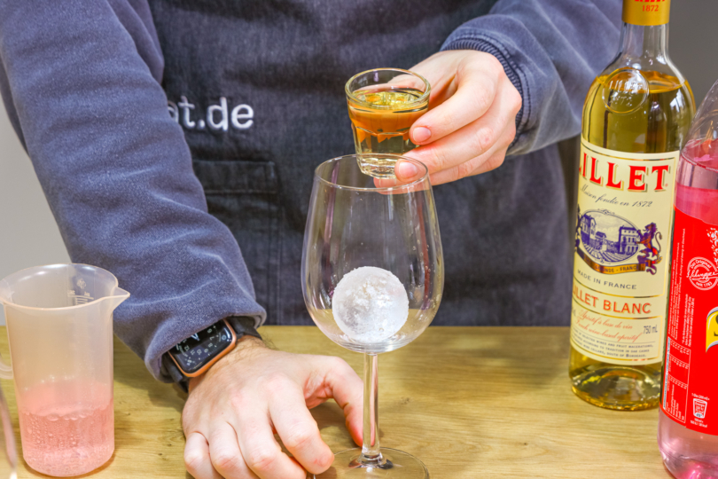 Lillet in das Glas geben