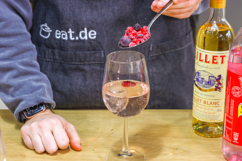 Früchte ins Glas geben