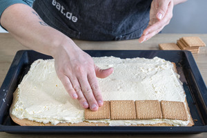Kekse auf der Creme platzieren
