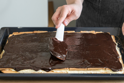 LPG Kuchen vom Blech nach DDR Rezept mit Schokolade einstreichen