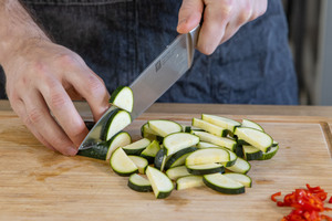 Zucchini in Scheiben schneiden