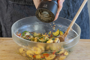 Gnocchi-Salat mit Pfeffer würzen