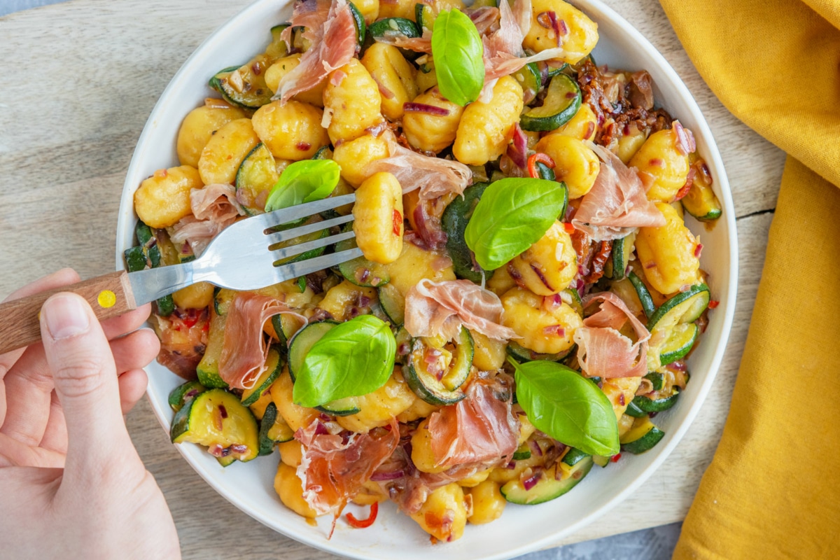 Mediterraner Gnocchi Salat mit Zucchini Rezept eat.de