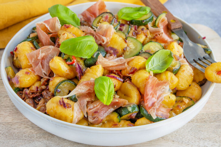 Mediterraner Gnocchi-Salat mit Zucchini