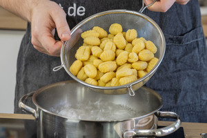 Gnocchi in Salzwasser kochen