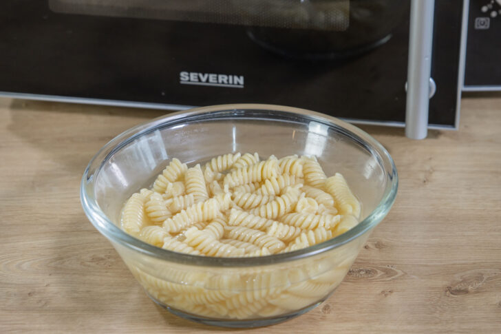 Nudeln in Mikrowelle kochen