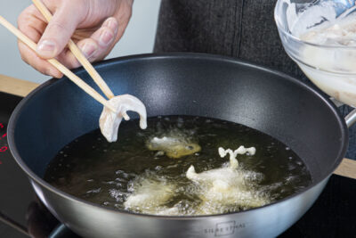 Hähnchenstücken frittieren