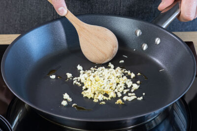 Knoblauch und Ingwer anbraten