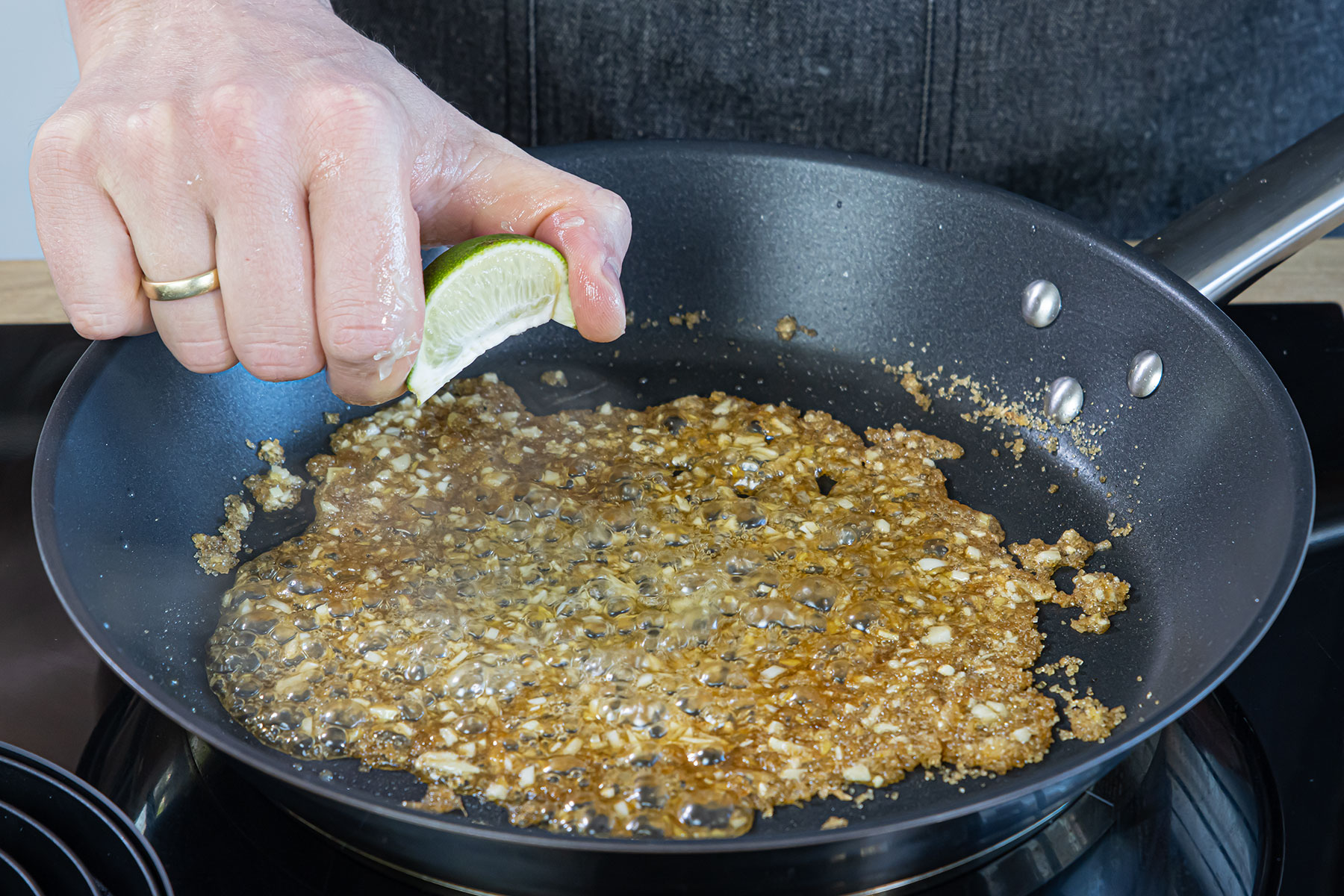 Rohrzucker, Mirin und Limettensaft in die Pfanne geben